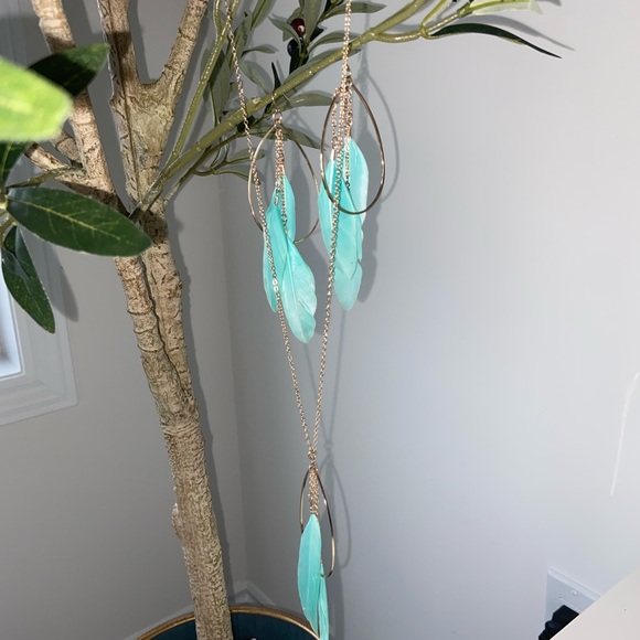 Teal feather and gold chain necklace and earrings set - Picture 4 of 4